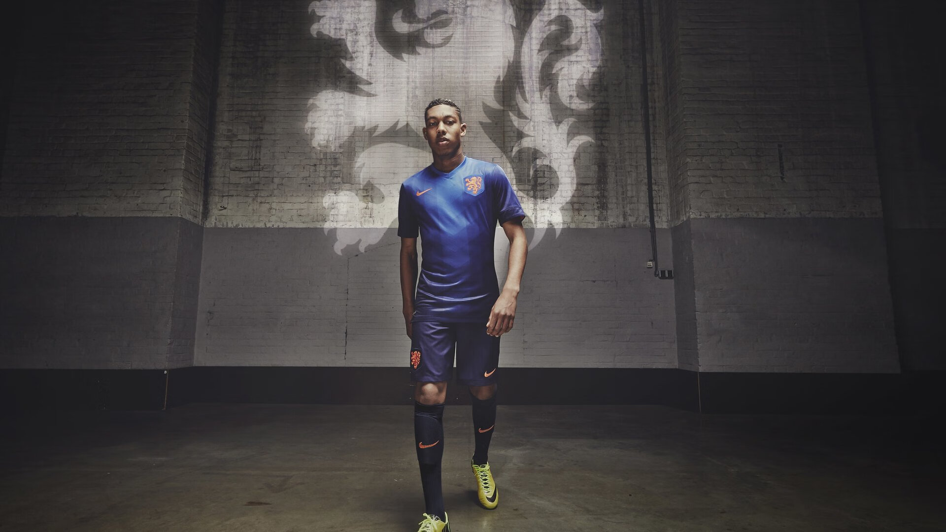 中国足球传中落点选择模式分析，足球落地才算出界吗